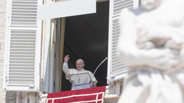 El Papa Francisco da una sonrisa de bienvenida y un saludo a los miles de peregrinos y fieles reunidos en la Plaza de San Pedro en el tradicional Ángelus en el Ciudad del Vaticano
