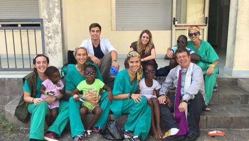 Rocío Vicente (la primera por la izqda., junto a la niña del vestido rosa) en el hospital de Bata