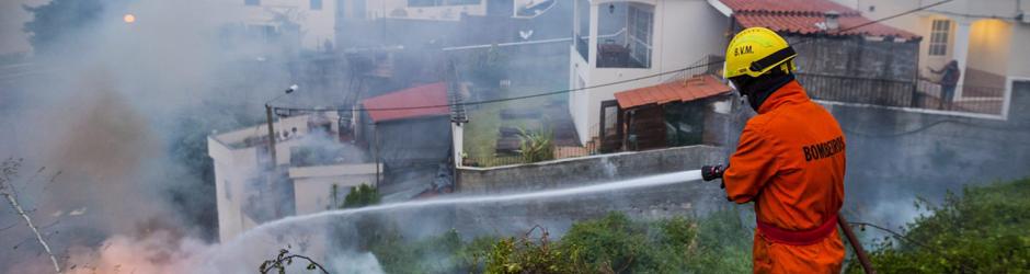 Un bombero trabaja en la extinción de un incendio en Funchal, isla de Madeira