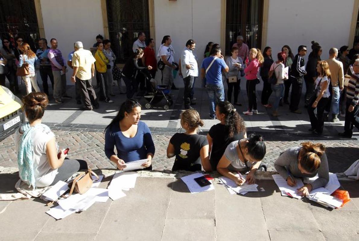 Colas de solicitantes de becas de Educación ofrecidas por el Cabildo en 2014