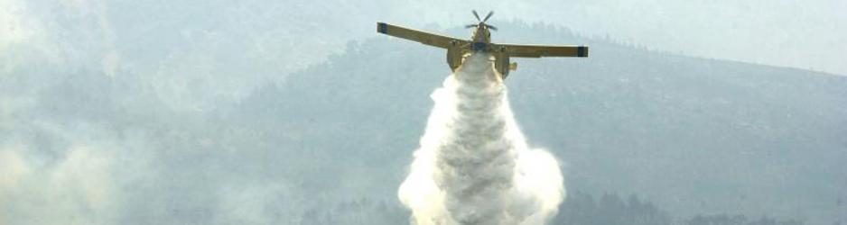 Un hidroavión arroja agua en el frente del incendio de Horta de Sant Joan, en el que murieron 5 bomberos en 2009