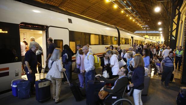 Peregrinos valencianos en la estación de tren