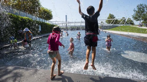 Varios niños se refrescan en una fuente del parque Yards Park (Washingotn, EE.UU.)