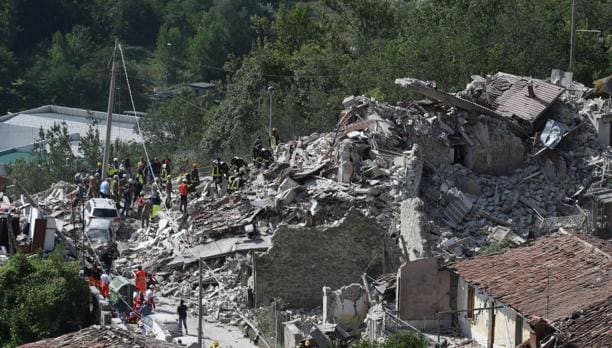 Los servicios de emergencia trabajan entre los escombros de varios edificios en Pescara del Tronto, cerca de la localidad de Arquata del Tronto, en la provincia de Ascoli Piceno, región de Marche, en el centro de Italia,