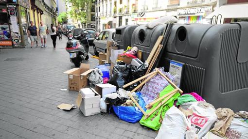 La suciedad se acumula en las ciudades de Podemos y sus marcas