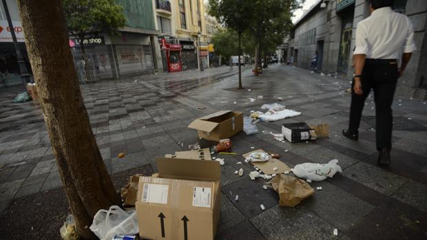 Latas, cartones y residuos en la calle de la Montera