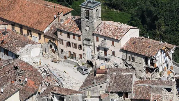Una vista aérea tomada desde un helicóptero del cuerpo de bomberos el pasado 1 de septiembre de 2016, muestra casas dañadas en Arquata del Tronto, Italia.