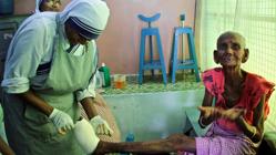 Casa de acogida de las Misioneras de la Caridad en Premdan (Calcuta). Las monjas de la Madre Teresa curan a una anciana abandonada en la casa de acogida de Premdan