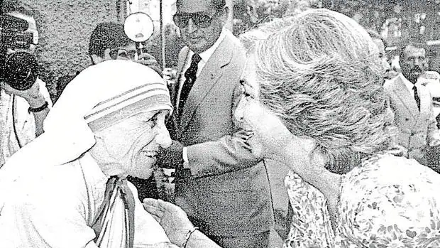  La Reina Sofía habla con la Madre Teresa de Calcuta durante la inauguración de una residencia para ancianos, la primera de la orden de la Madre Teresa en Madrid