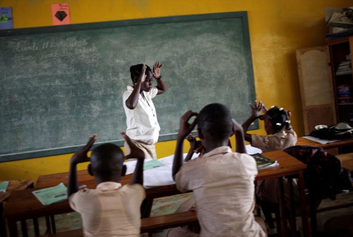 Una profesora enseña a sus alumnos en una escuela de Leveque, en Haití