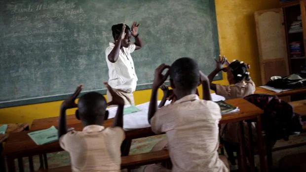 Una profesora enseña a sus alumnos en una escuela de Leveque, en Haití