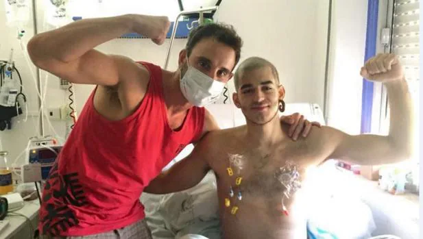 El actor malagueño Dani Rovira visitó en el hospital Carlos Haya de la ciudad a Pablo Ráez
