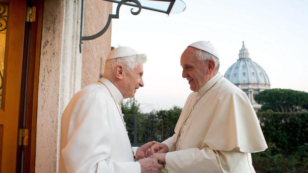 Benedicto XVI con su sucesor el Papa Francisco