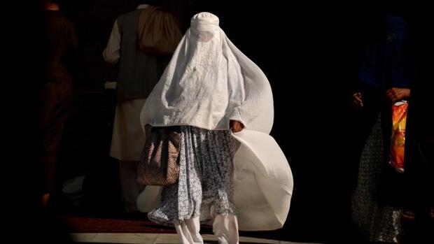 Una mujer musulmana, ataviada con un burka, se encontraba paseando por las calles de Manhattan (Nueva York) acompañada por sus dos hijos cuando se vio envuelta en llamas