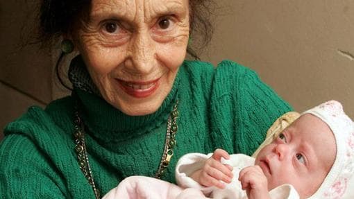 Adriana Iliescu dio a luz una niña con 67 años