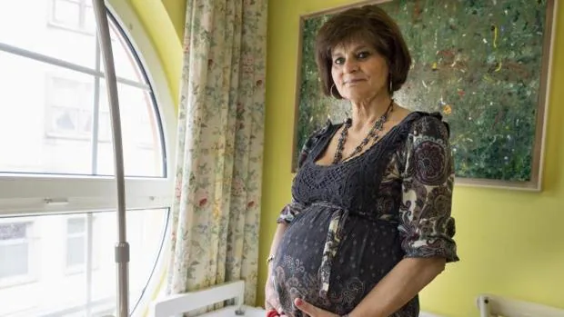 La médica lucense Lina Álvarez, de 62 años, que va a ser madre 20 años después de haber pasado por la menopausia