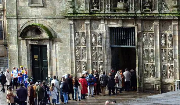 Peregrinos a la entrada de la Catedrall de Santiago de Compostela durante el último Año Jubilar