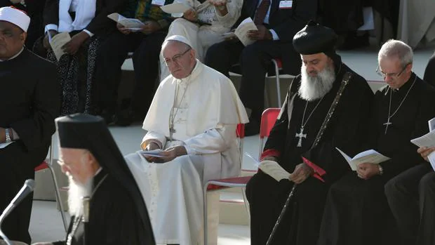El Papa Francisco reza con representantes de líderes religiosos de todas las confesiones