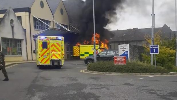 Otras tres personas resultaron heridas a partir del incendio frente al hospital en Irlanda