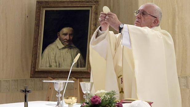 Fotografía facilitada por L'Osservatore Romano que muestra al papa Francisco (i) mientras ofrece una misa con motivo del Jubileo en la iglesia de Santa Marta en el Vaticano