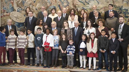 Imagen de la Reina con los ganadores de los Premios en 2015, durante la recepción en La Zarzuela