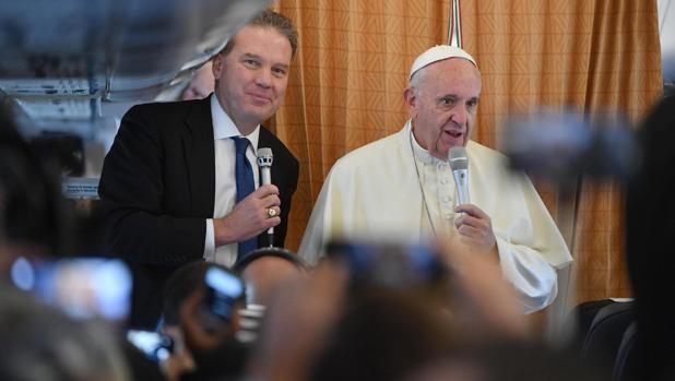El papa Francisco y el nuevo portavoz del vaticano Greg Burke (izq.) hablan en el avión que viaja a Roma (Italia) desde Bakú (Azerbaiyán)