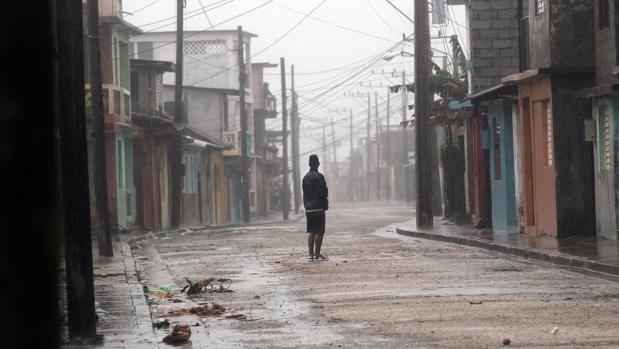 Un hombre permanece en la calle hoy, martes 04 de octubre de 2016, en una parte de la ciudad de Baracoa, en Guantánamo (Cuba)