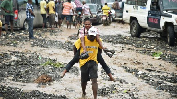 Matthew deja más de 100 muertos a su paso por Haití y pone a Florida en estado de emergencia