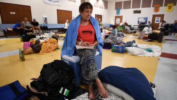 Carol Bettelli, sentada en un refugio improvisado en la Escuela Primaria Creek Timberlin en San Agustín, Florida