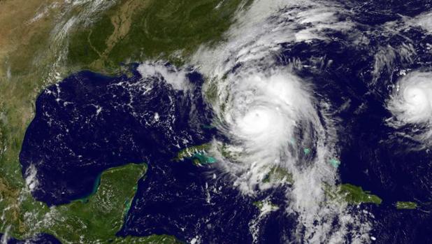 Imagen de satélite donde se aprecia el huracán Matthew, a la izquierda ,y la tormenta Nicole, a la derecha