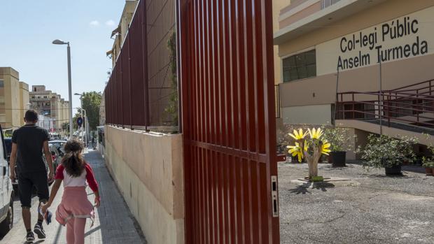 Entrada al colegio público de Palma de Mallorca donde se produjo la brutal agresión