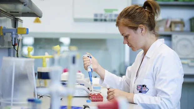 La doctora de la Facultad de Biotecnología de la Universidad de Gdansk Ewelina Krol trabaja en su laboratorio en Gdansk, Polonia, en una investigación para desarrollar una vacuna segura y barata contra el virus del Zika