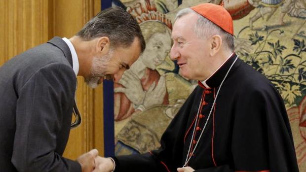 Don Felipe saluda al secretario de Estado del Vaticano, Pietro Parolin
