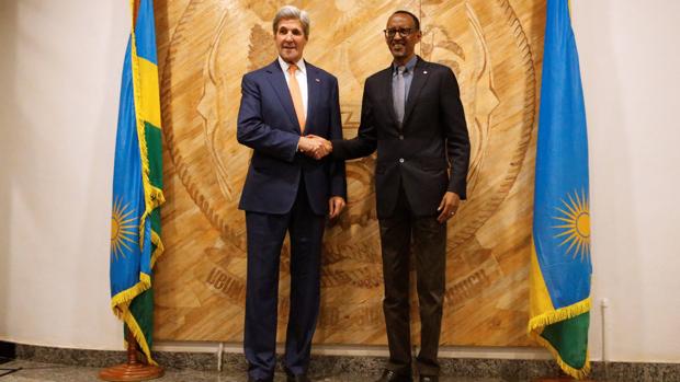 El secretario de Estado de EE.UU., John Kerry, con el presidente de Ruanda, Paul Kagame, en la cumbre