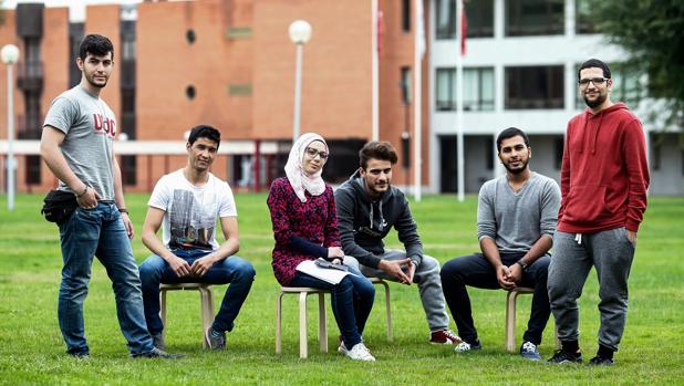 Algunos de los refugiados becados, en el campus de la Universidad Camilo José Cela