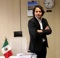 Trejo, en la sede de la OIJ en Madrid, no olvida su país natal. En su mesa, la bandera de México