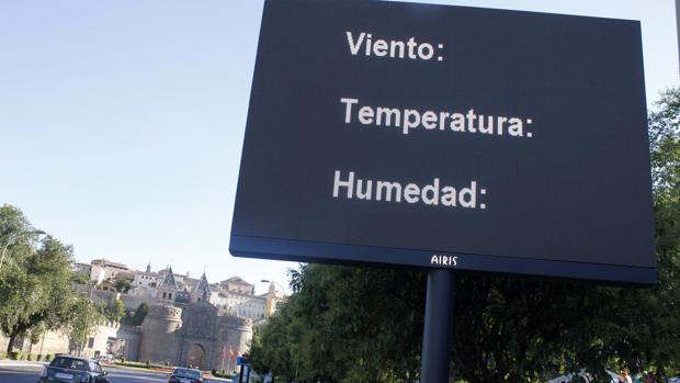 Un cartel con los parámetros climatológicos en Toledo
