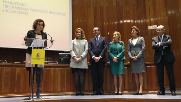 La nueva ministra de Sanidad, Servicios Sociales e Igualdad, Dolors Montserrat (2i),