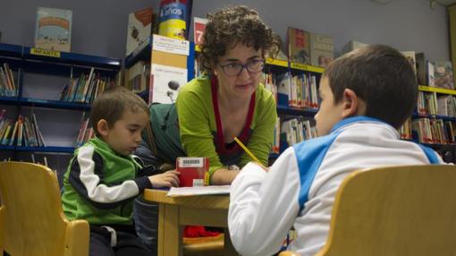 Paloma del Castillo, con sus hijos en la biblioteca