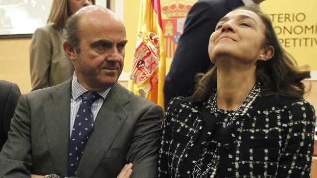 El ministro de Economía, Luis de Guindos, con Carmen Vela en un acto público