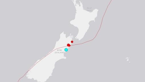 El lugar del epicentro del terremoto, marcado en azul, y varias de sus réplicas