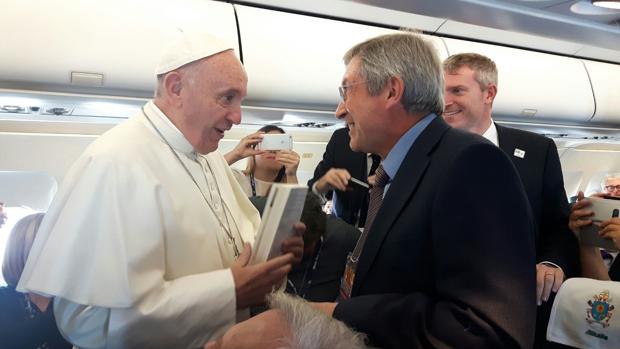El Papa recibe el libro de manos de su autor, Juan Vicente Boo