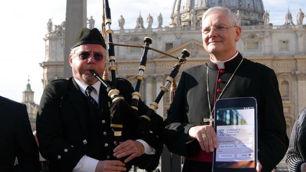 El arzobispo de Edimburgo Leo Cushley junto a su aplicación durante su presentación en el Vaticano