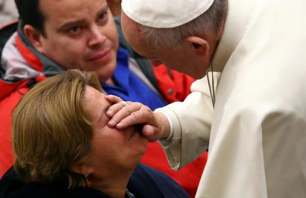 El Papa pide que «todos adopten comportamientos responsables» para prevenir la difusión del sida
