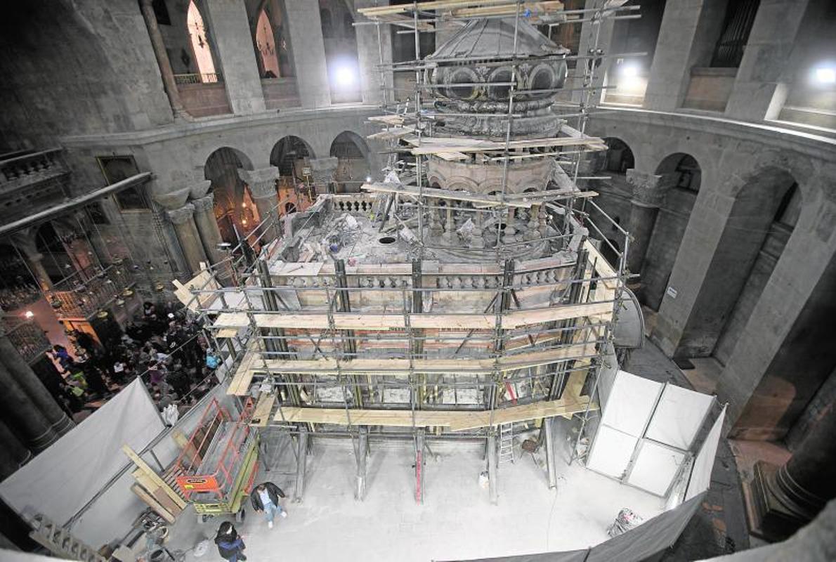 Vista de las restauraciones de la tumba de Jesucristo en la Iglesia del Santo Sepulcro en Jerusalén