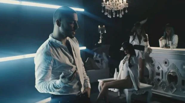 El cantante Maluma en el vídeo «Cautro babys»