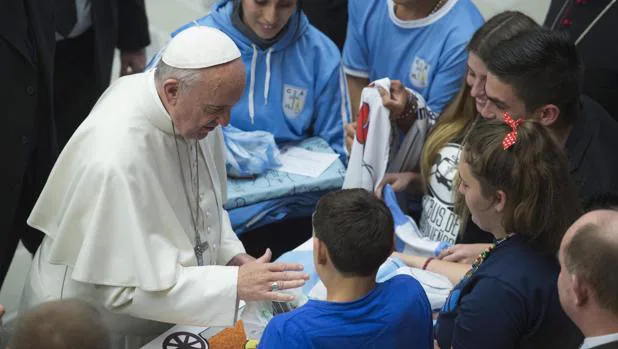 El Papa Francisco, con unos jóvenes en el Vaticano