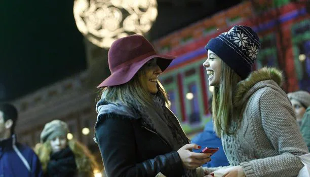 Dos mujeres, en sus compras navideñas en la Puerta del Sol