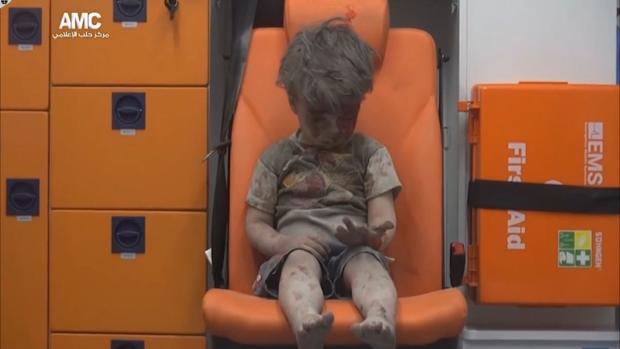 18 de agosto de 2016: Niño herido de 5 años sentado en una ambulancia tras ser rescatado anoche de una vivienda bombardeada en el barrio de Al Qatergui en la ciudad siria de Alepo