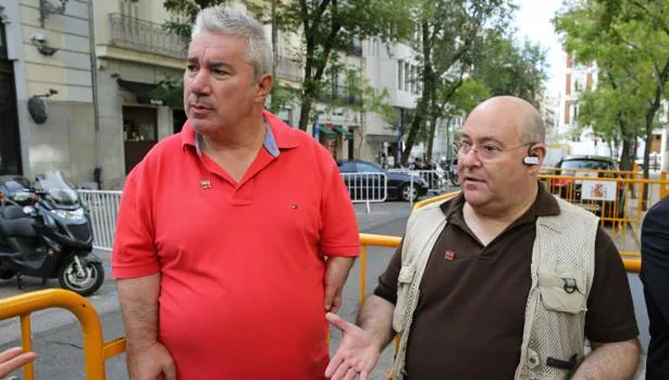 El presidente y el vicepresidente de la Asociación de Víctimas de la Talidomida en España (Avite), José Riquelme (d) y Rafael Basterrechea